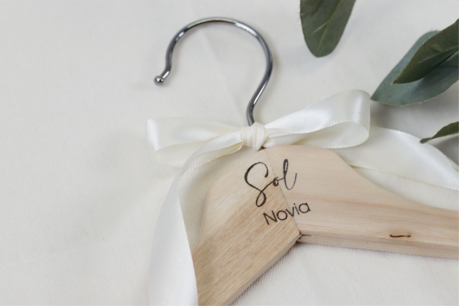 Perchas Grabadas de Novios con Lazo
