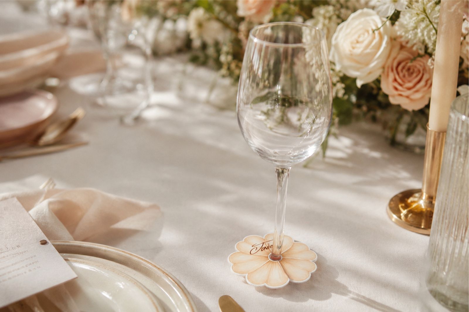 Marcacopas personalizados de flores para bodas
