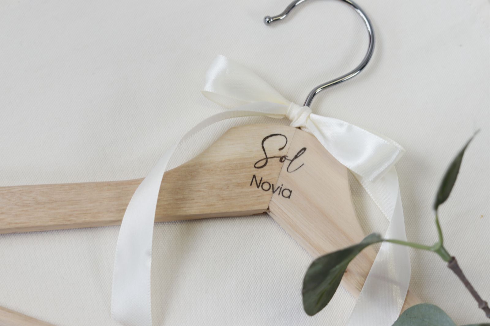 Perchas Grabadas de Novios con Lazo