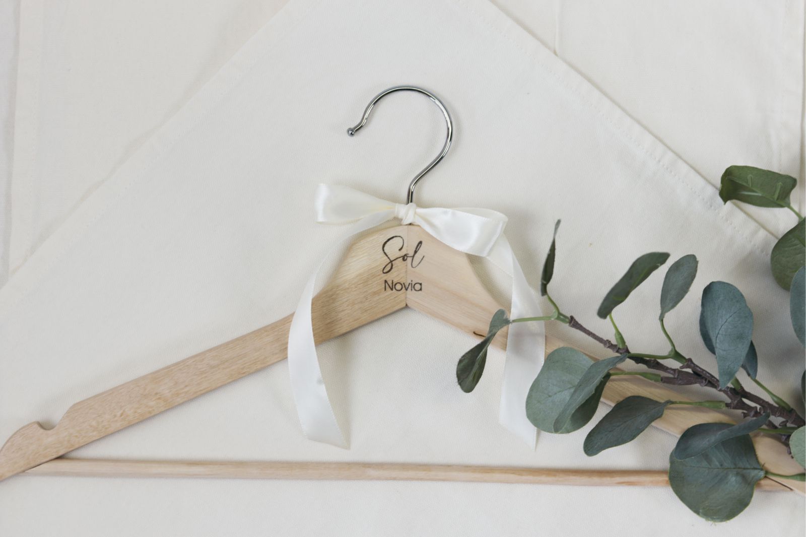 Perchas Grabadas de Novios con Lazo