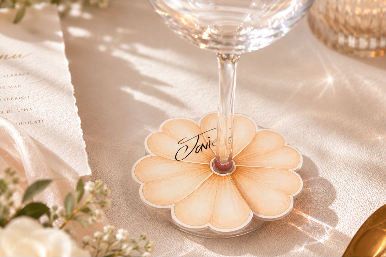 Marcacopas personalizados de flores para bodas