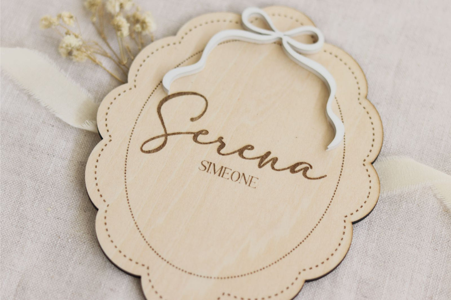 Placa de nombre infantil ovalo con lazo