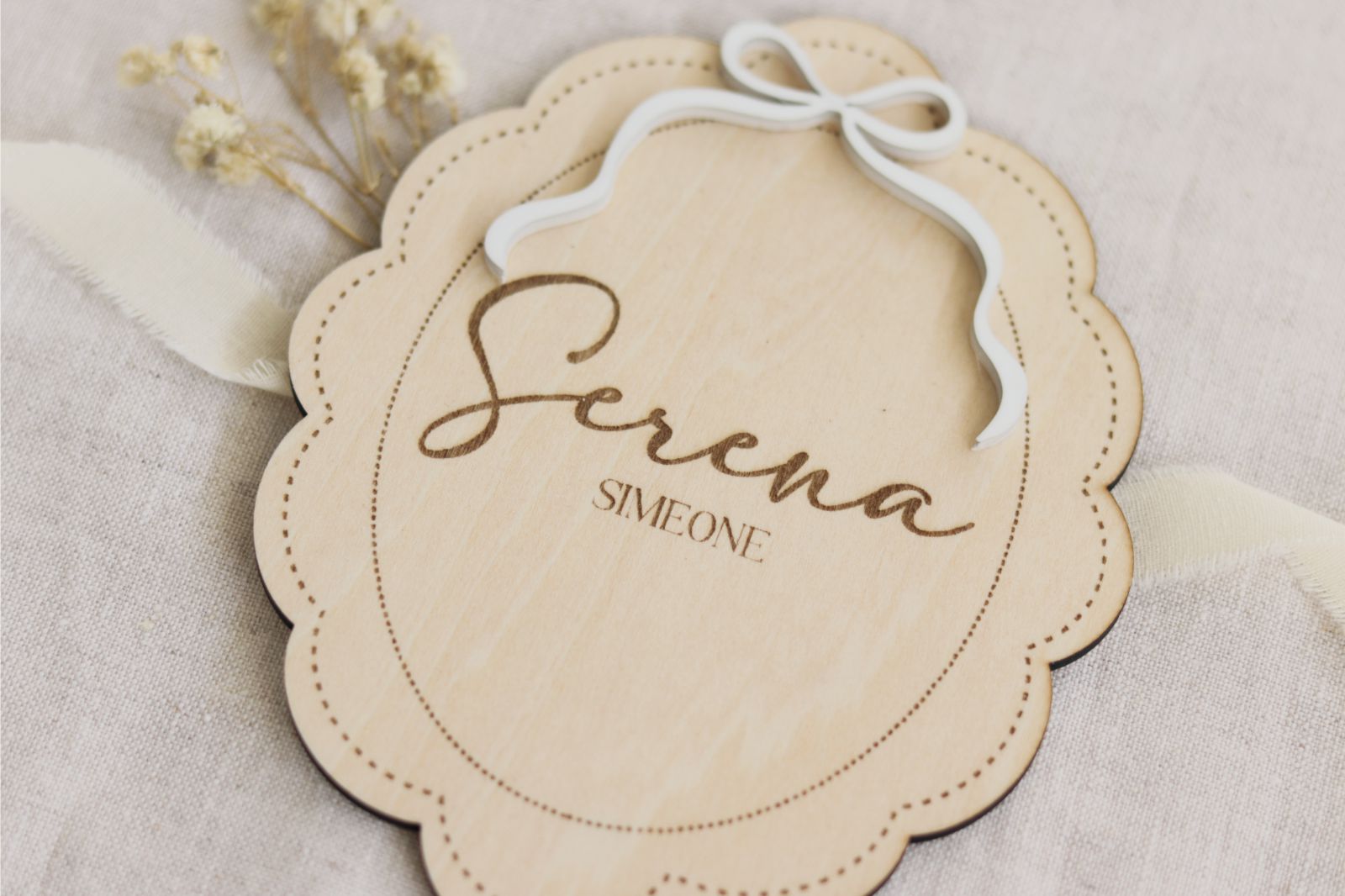Placa de nombre infantil ovalo con lazo