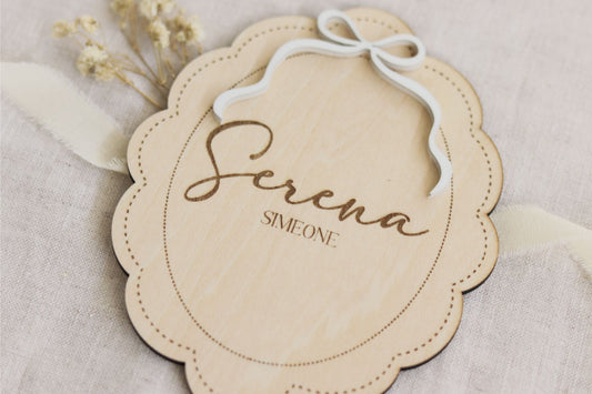 Placa de nombre infantil ovalo con lazo
