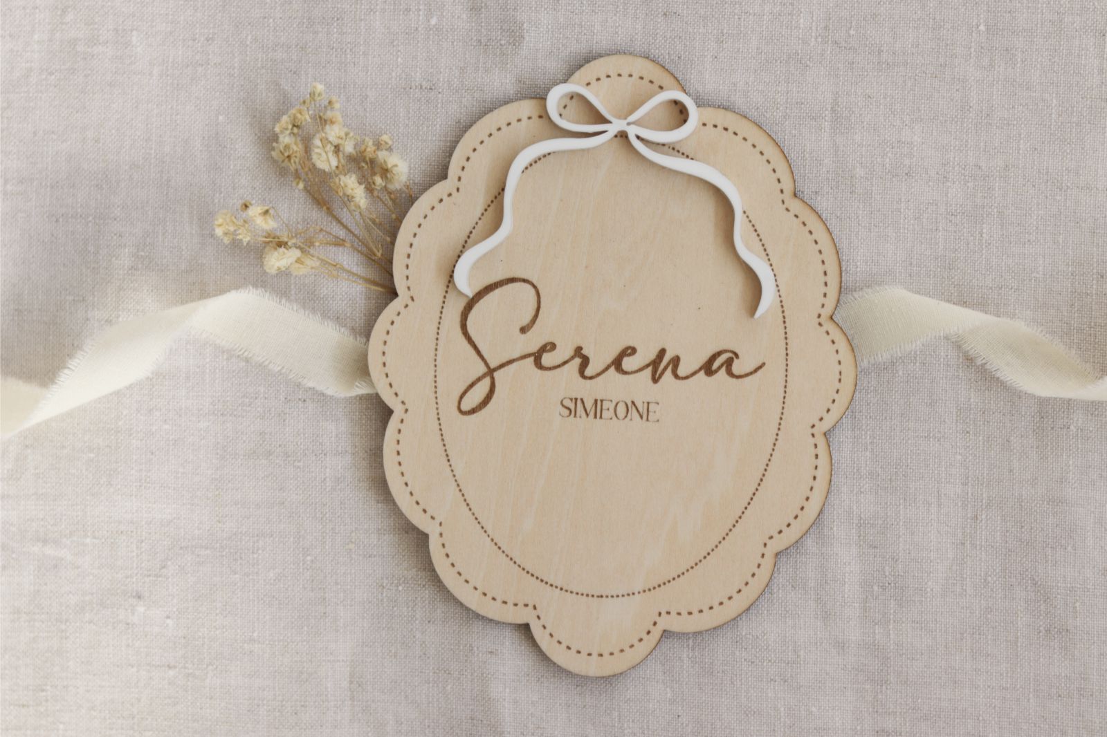 Placa de nombre infantil ovalo con lazo